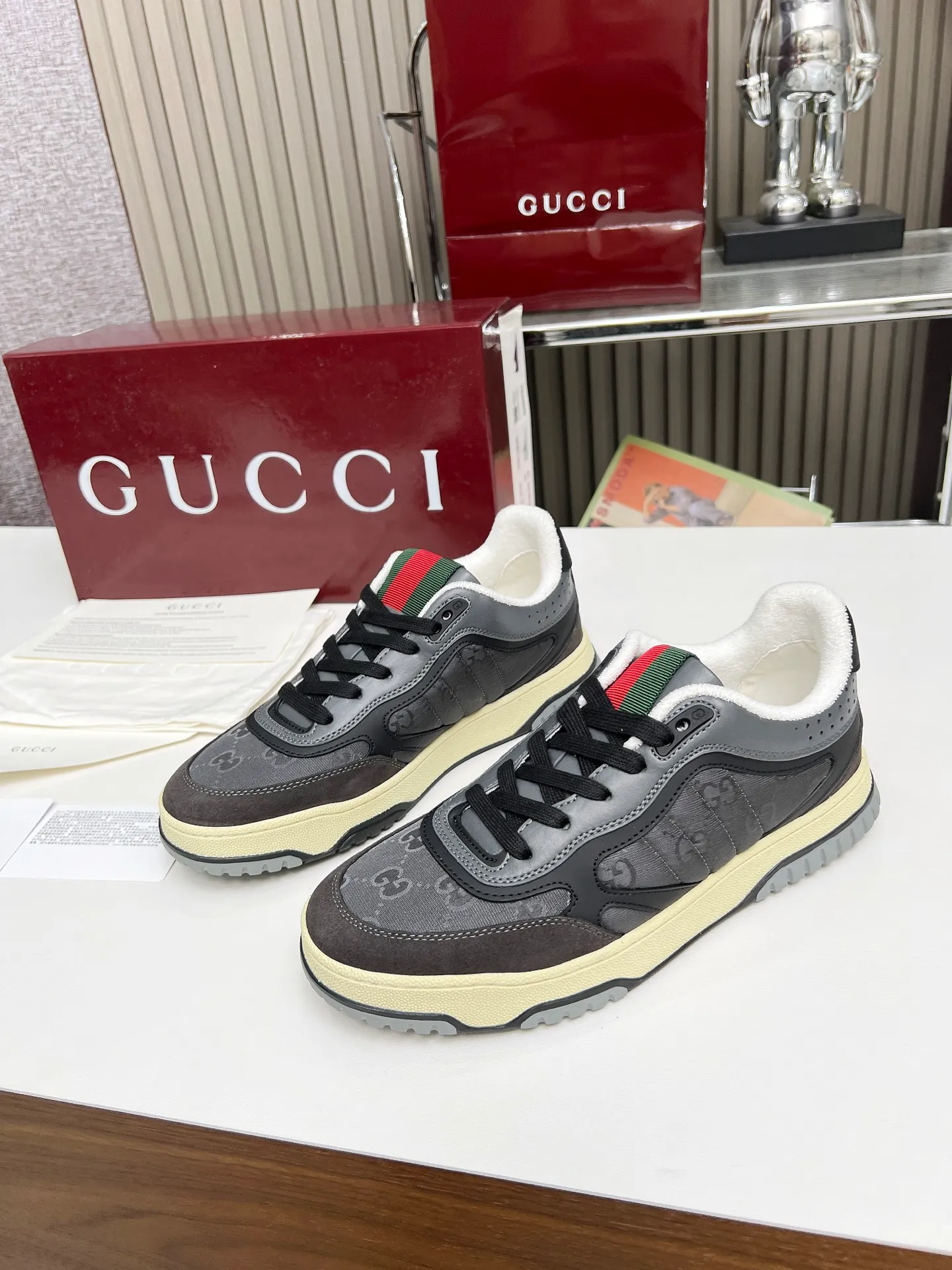 [G Home] P: 600💰 Couple size: Female 35-40. Male 39-44 (45 custom-made) 🆕2025.GUCC Gucci original order quality The latest popular high and low top aged couple sneakers series shipped original purchase development and production, this high and low top sneakers adopt a basketball-style silhouette design, cleverly integrated with hollow panels and distressed effects, showing unique ingenuity. The ingenuity incorporates brand logo details such as interlocking Double G styling accessories and Gucci lettering, a low-key tribute to the brand's design heritage. Exquisite packaging at the delivery counter 🛍📦 ▪️ Fabric: Original customized imported first-layer cowhide ▪️ Inner lining: Imported first-layer cowhide ▪️ Sole: Original molded two-color TPU sole ▪️ Sole thickness: 3cm